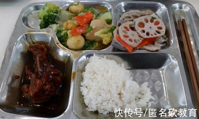 手抖|大学食堂为什么倒掉饭菜，也不愿给学生多盛点?食堂阿姨说出原因