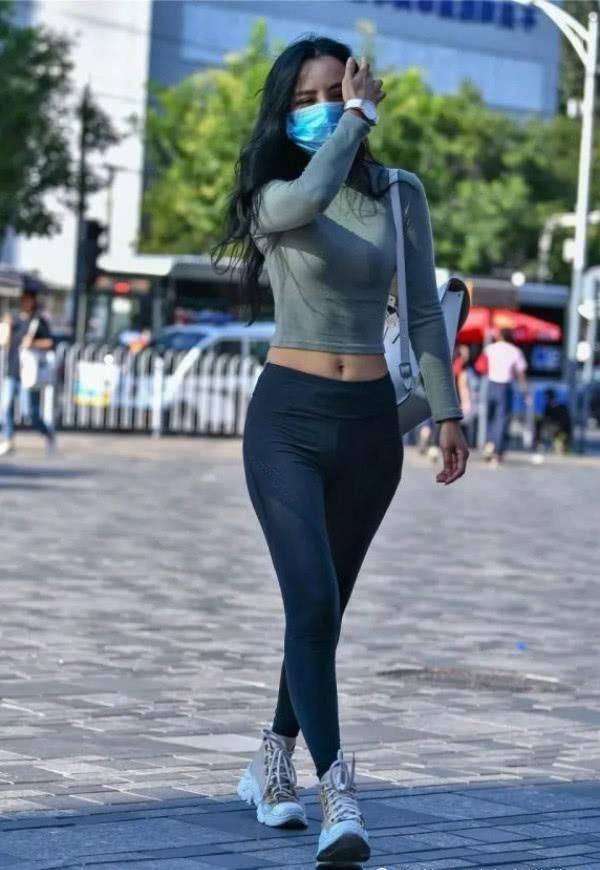 裙子大势已去了,今夏“健美裤”更受宠,穿着显瘦还体面