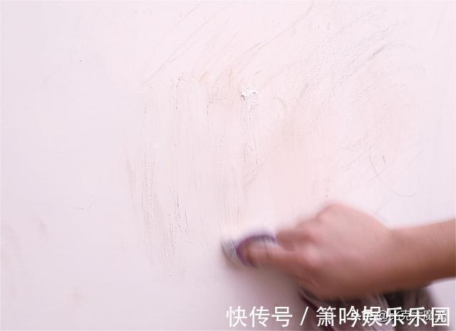一滴水|白墙脏了不用重新刷,墙壁上抹一点,简单擦一擦就干净,省力省事