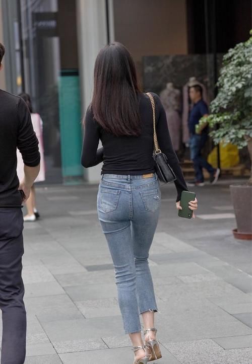 小姐姐|瑜伽裤穿出身材曲线，格外的时尚修身，少妇穿上很是性感