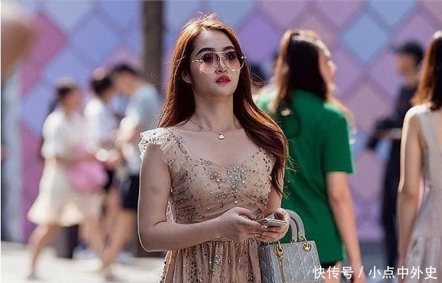 街拍:白色优雅黑边波点套裙,小蛮腰不盈一握