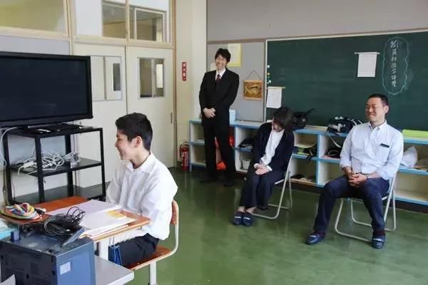 日本惊现1人中学：5名老师只教一个学生，毕业那天所有人都哭了