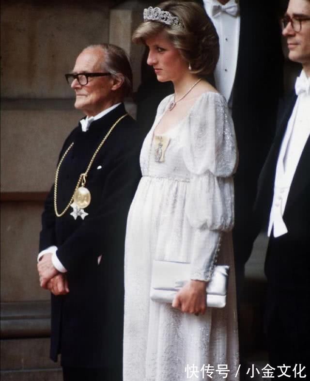 戴安娜|梅根“护孕肚”经典动作,次数多了让人生厌,看戴安娜凯特怎么做