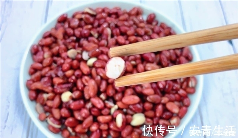 炸花生米时,别再只会放白酒了,多加1步,花生嘎嘣脆,7天不返潮