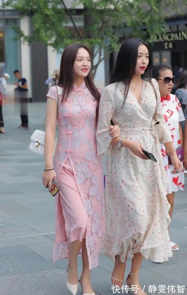 红色高跟鞋|两个闺蜜耍小心思,连衣裙搭配中分,忍不住多看几眼