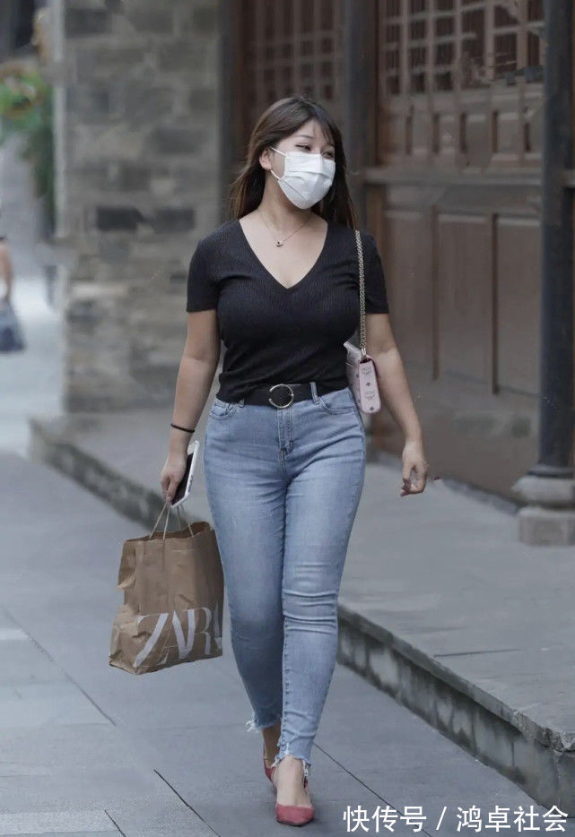 身形 白色上衣配牛仔裤,版型个性且独特,穿出一股时尚感