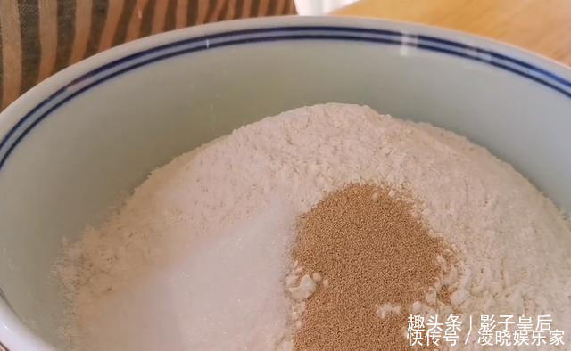 面粉里加2个橘子，不用揉面，不烤也不烙，筷子一搅，营养又解馋