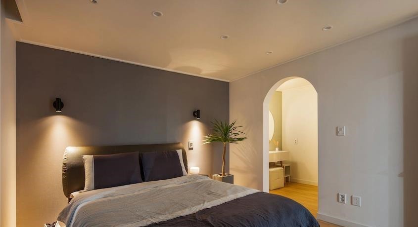 氛围感|理智选择“去客厅化”,只买一张沙发不做累赘设计,111㎡很舒服