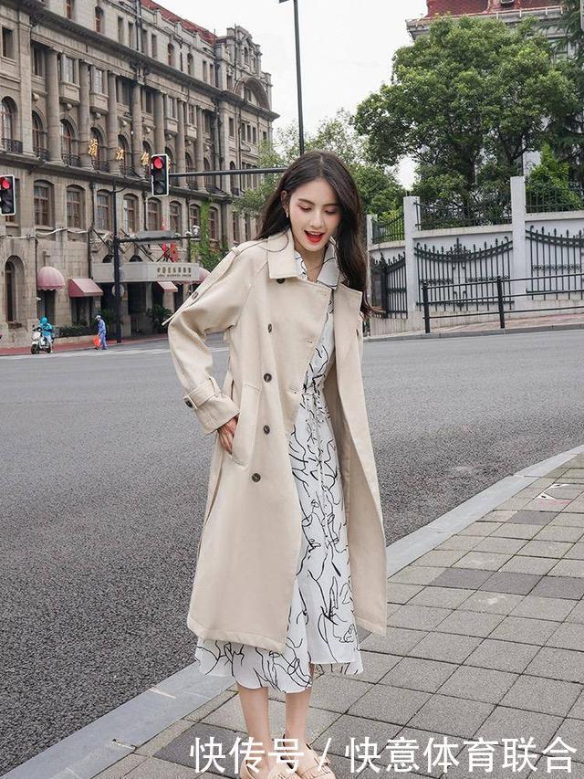 温柔米色风衣是秋天“专属色”,OVERSIZE版型,上身大气又时髦