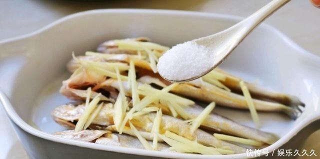 煎黄花鱼的时候,多加1步,煎好的黄花鱼外酥里嫩不易碎