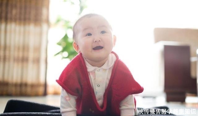 婴幼儿|这样带孩子伤宝宝脊柱，还妨碍他们长高，可大多数家长都还不知道！