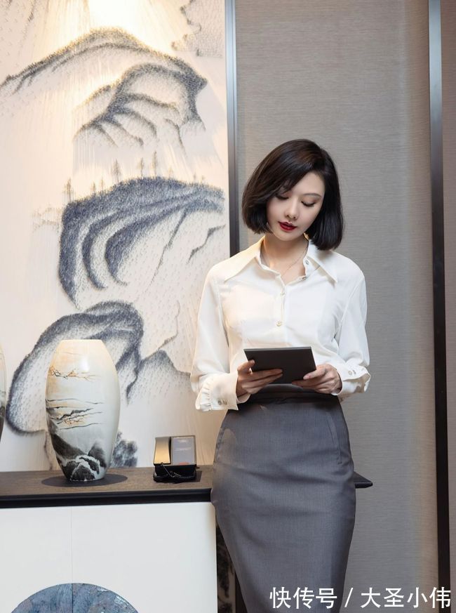 泡菜 美女穿搭:米白色衬衫下搭高级灰半身裙,再配一双高跟鞋,简约优雅干练有型