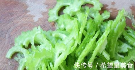 夏日|一个方法能快速去除苦瓜的苦味,脆嫩爽口,夏日必备的苦瓜炒蛋!