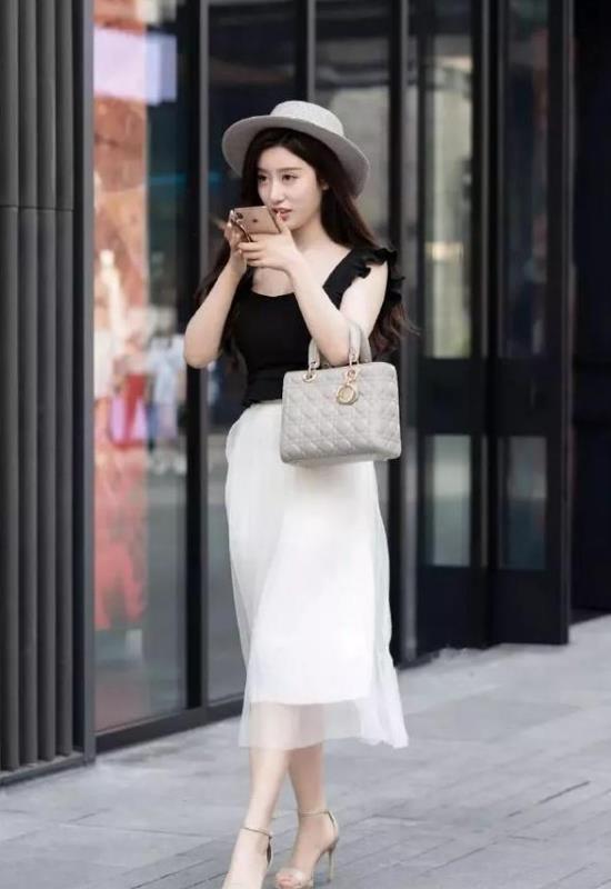 街拍脚步欢快的小姐姐,红色上衣配牛仔短裤,青春活力气质