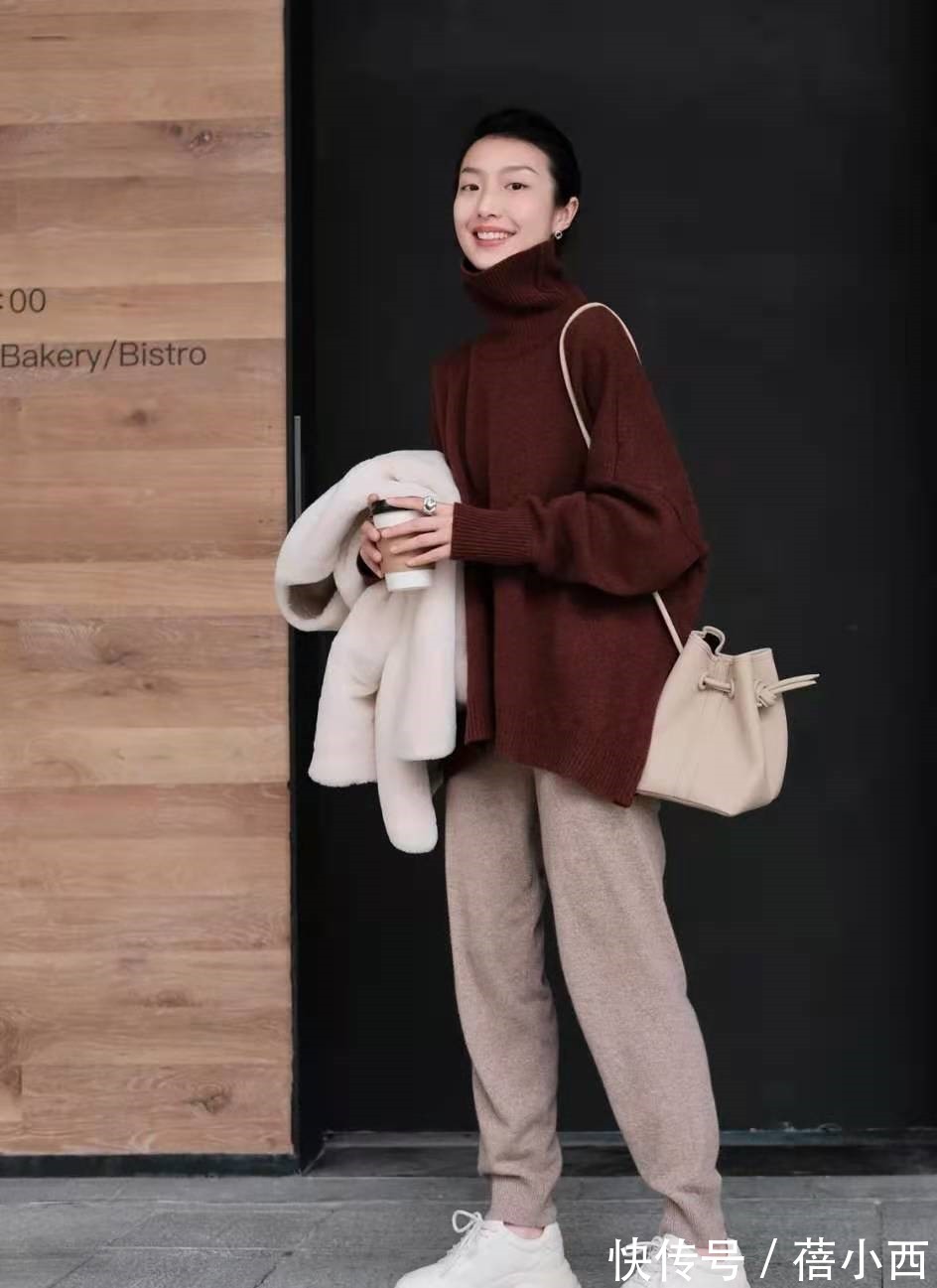 毛衣|“高领毛衣”怎么穿才洋气?建议搭配这4件下装,照穿就很显气质