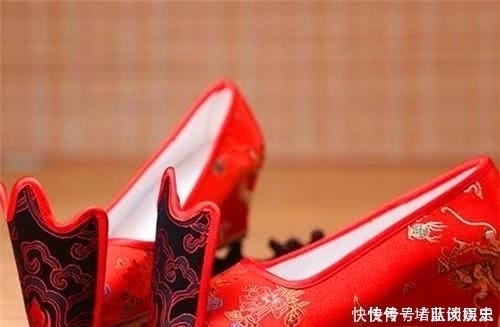 古人穿的鞋子,为何鞋头大都上翘老祖宗的智慧,不服都不行