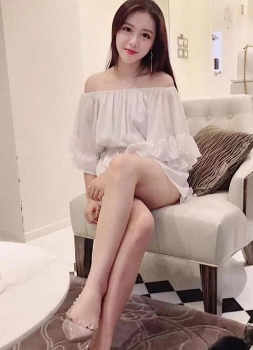 内衬|小姐姐穿粉色风衣，再搭配一件白色内衬，冷艳高贵显气质