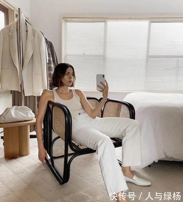 搭配 平底鞋的好,连讲究的英国女王都抗拒不了,更何况我们呢!