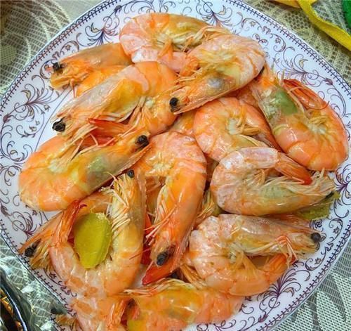 清蒸大虾|周末在家下厨做拿手家常菜，一上桌孩子就抢光，给家人露了一手