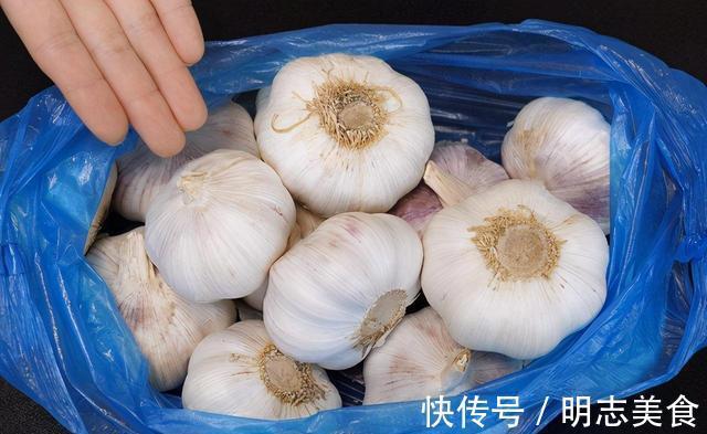 保存大蒜原来如此简单，牢记1招，大蒜放一年都不长芽不干瘪！