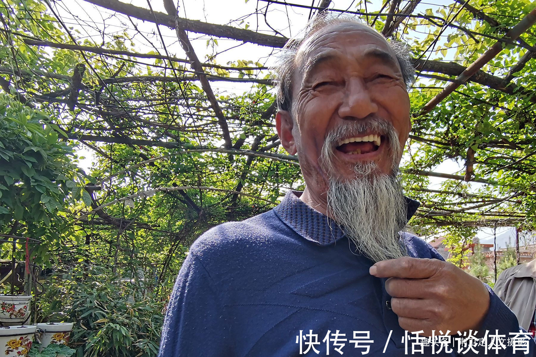 小花园|7旬老人在山中迷路获得“鬼见愁”，做成龙头拐，2万不卖