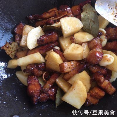 红烧肉土豆超美味没吃过太可惜了