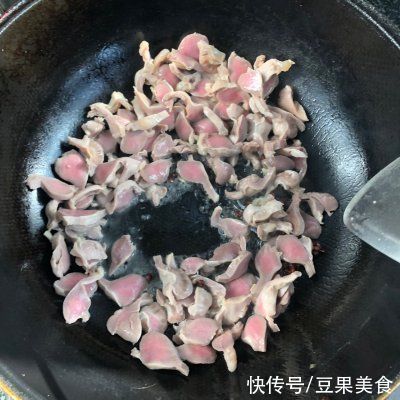 辣炒鸡胗一天不吃就馋，几块钱一斤，特美味