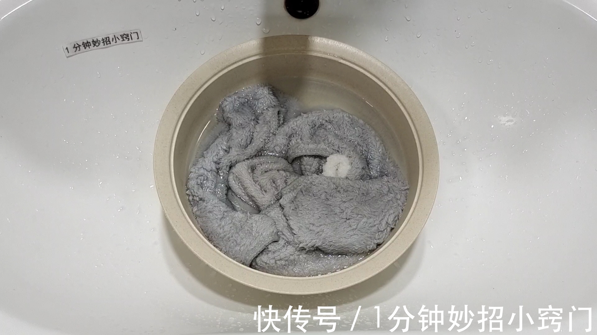 厕所撒上一把食盐,真是太实用了,一年省下几百块,学会试一试