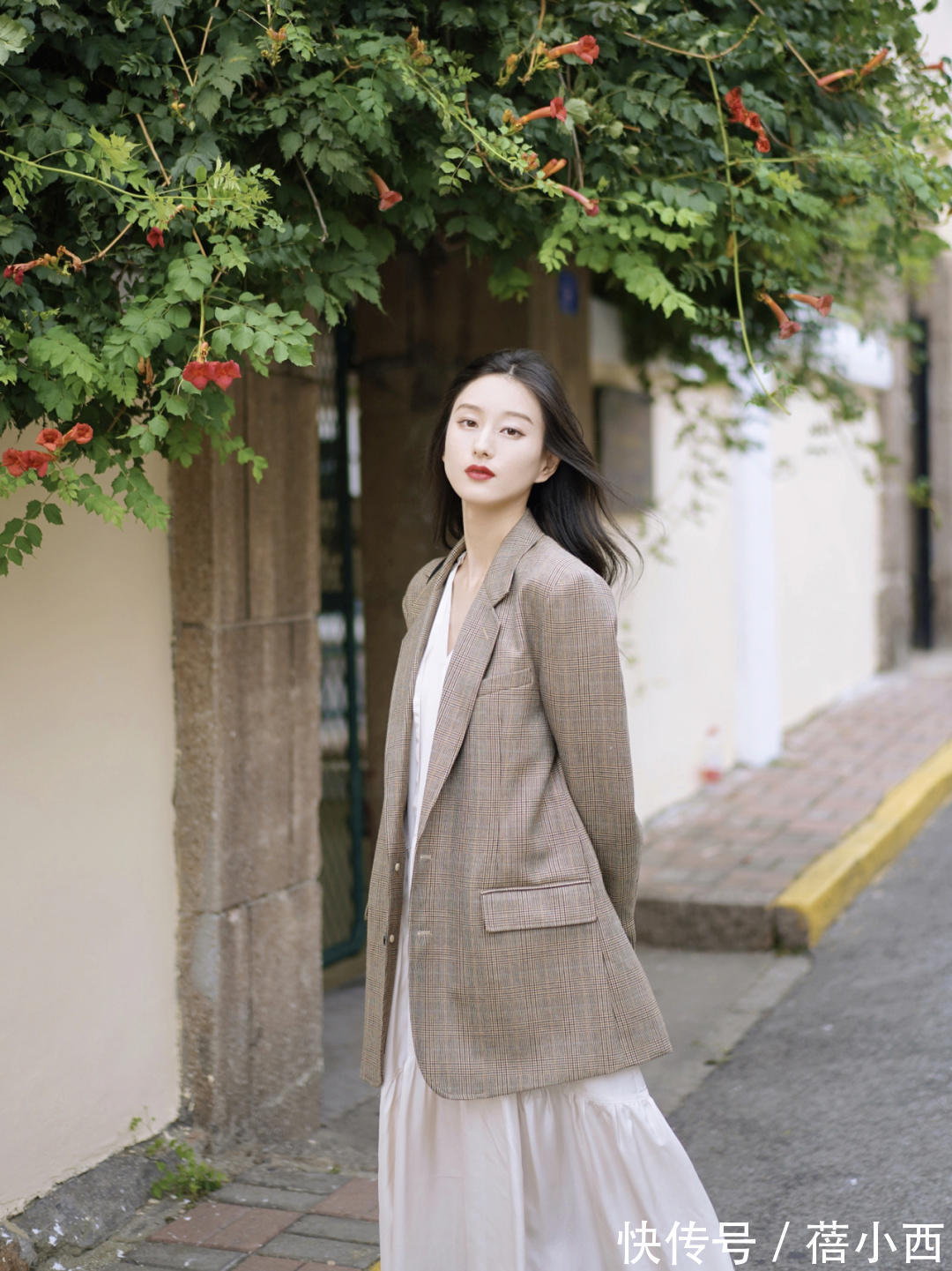 西装|奔三奔四的女人,秋天多穿西装外套,搭配连衣裙、半身裙都很高级