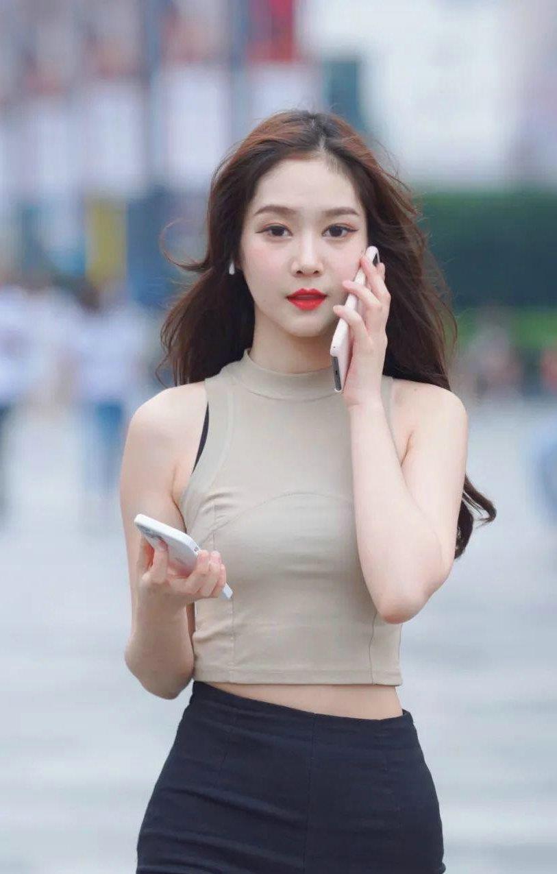 衬衫搭配|浅灰色衬衫搭配黑色短裤,看起来更潮流和个性,显身材纤细和优美