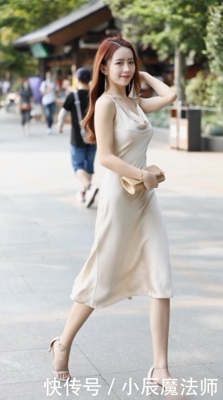 小姐姐爱穿丝滑绸缎连衣裙，太衬好身材，气质十足