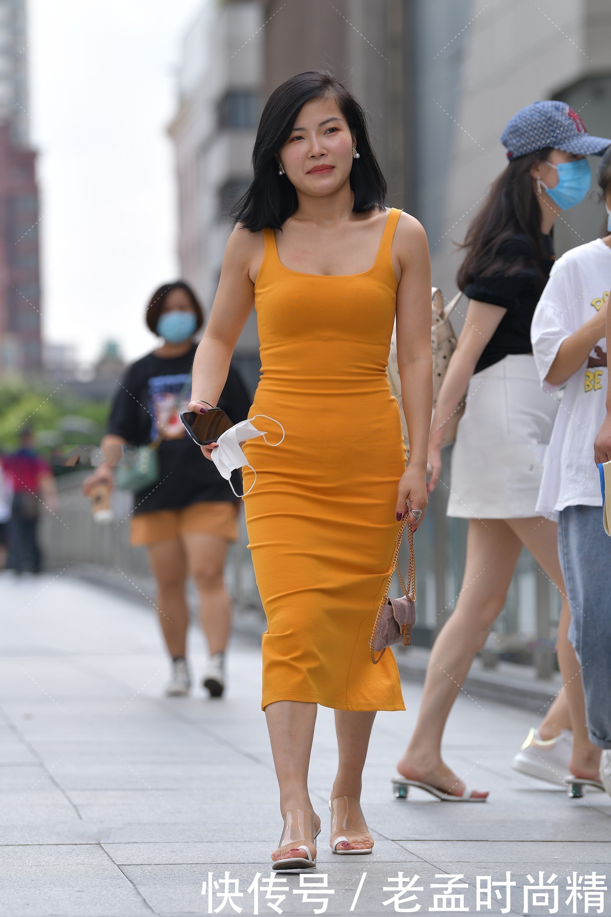 街拍:微胖女生适合什么样的衣服应该如何选择修身的裙子