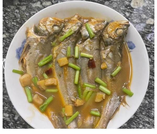 葱绿段|无鱼不成宴，教你制作台州家烧小黄鱼，味道鲜美，家宴必备。