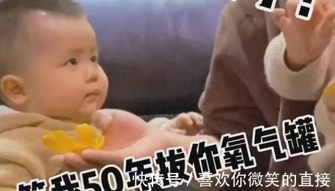 重女轻男|“偏心眼奶爸”带娃火了,娃一脸哀怨:你个糟老头子,气死我了!