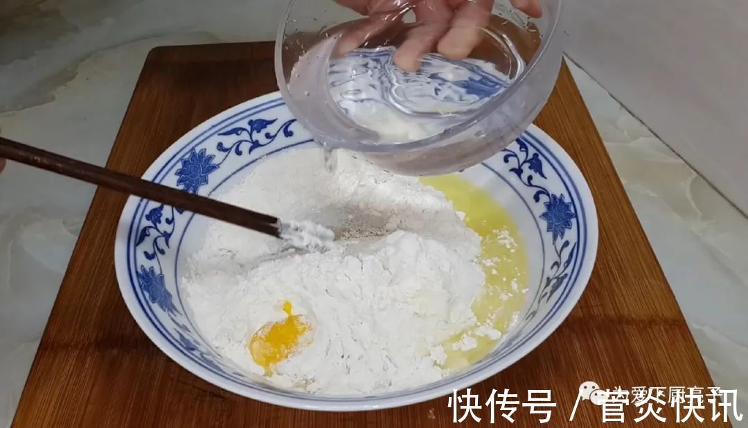 保鲜膜|在家自制烙饼做法，掌握佩服技巧，全家老少都爱吃，真的太好吃了