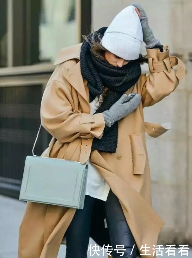 灰色大衣|原来围巾和大衣这么配,让你轻松撩到男神!女人最热爱的就属它了