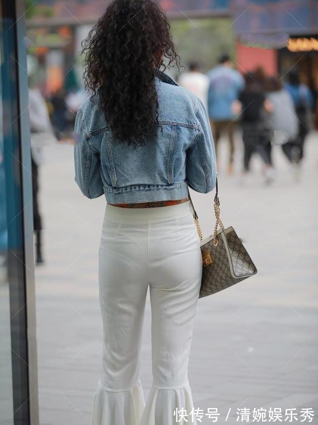 喇叭裤|短款牛仔外套搭配白色喇叭裤,个性满满,穿出自己的风格