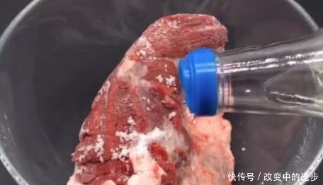 不管多硬的肉，加入几滴它，分分钟就能解冻，网友又学到一招！