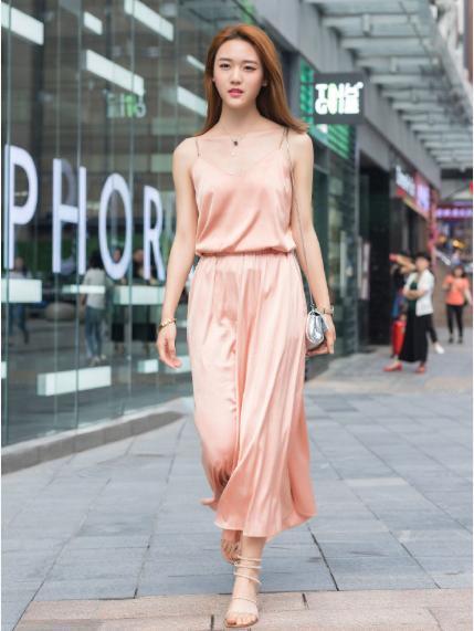 舒适|粉色冰丝连体裙搭配绷带高跟鞋,贴身舒适,个性十足