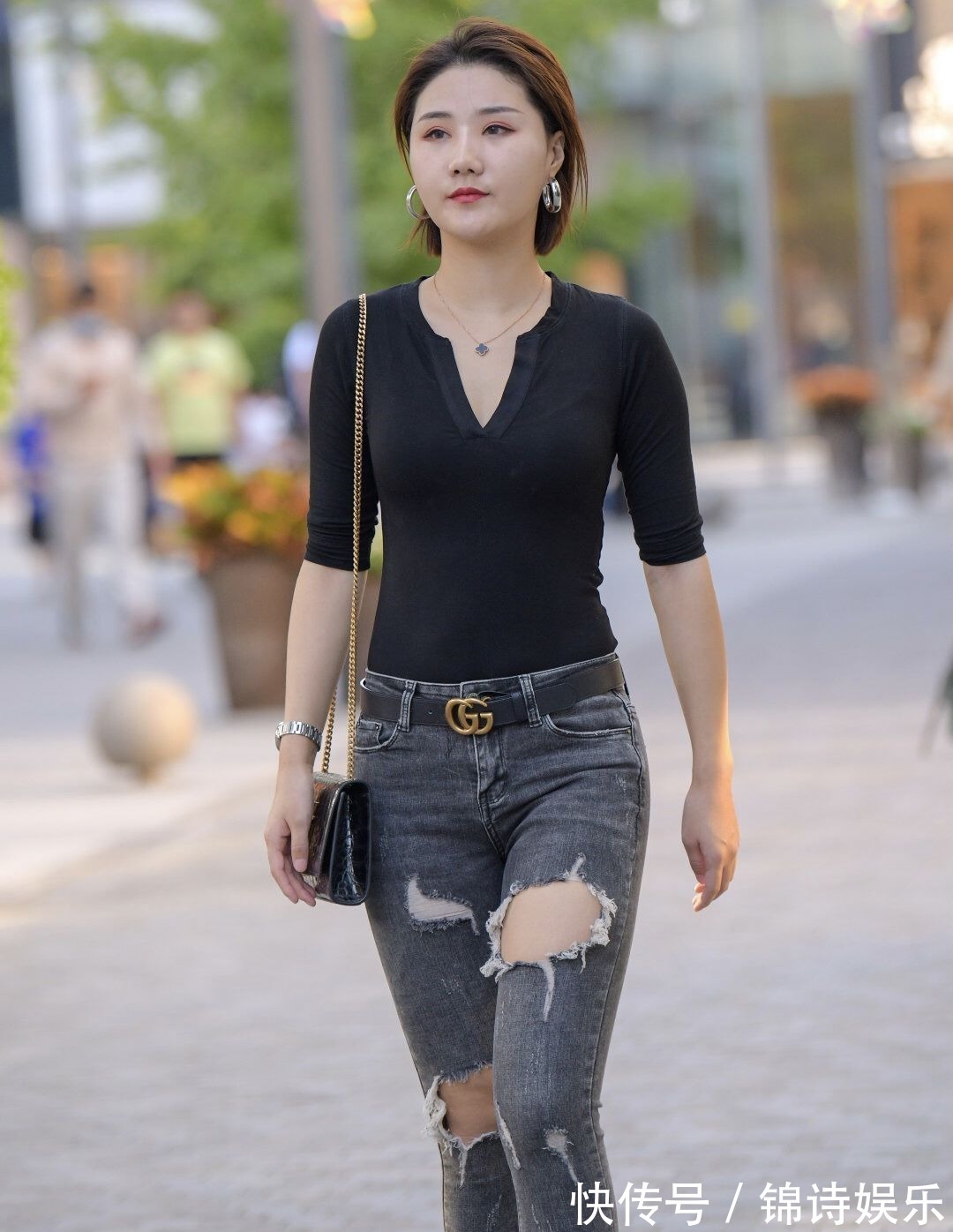 魅力 街头美女穿“V领长袖”秀身材, 搭配“牛仔裤”, 性感又不失高雅