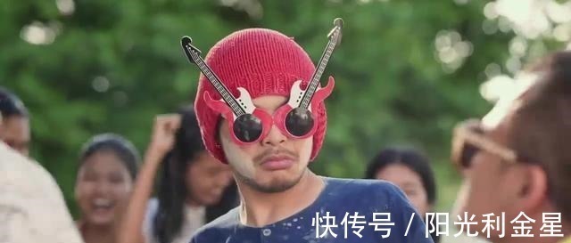 漫迷们|泰国小哥Cos都很火,他在“洗澡”时利用洗头液做出各种动漫角色