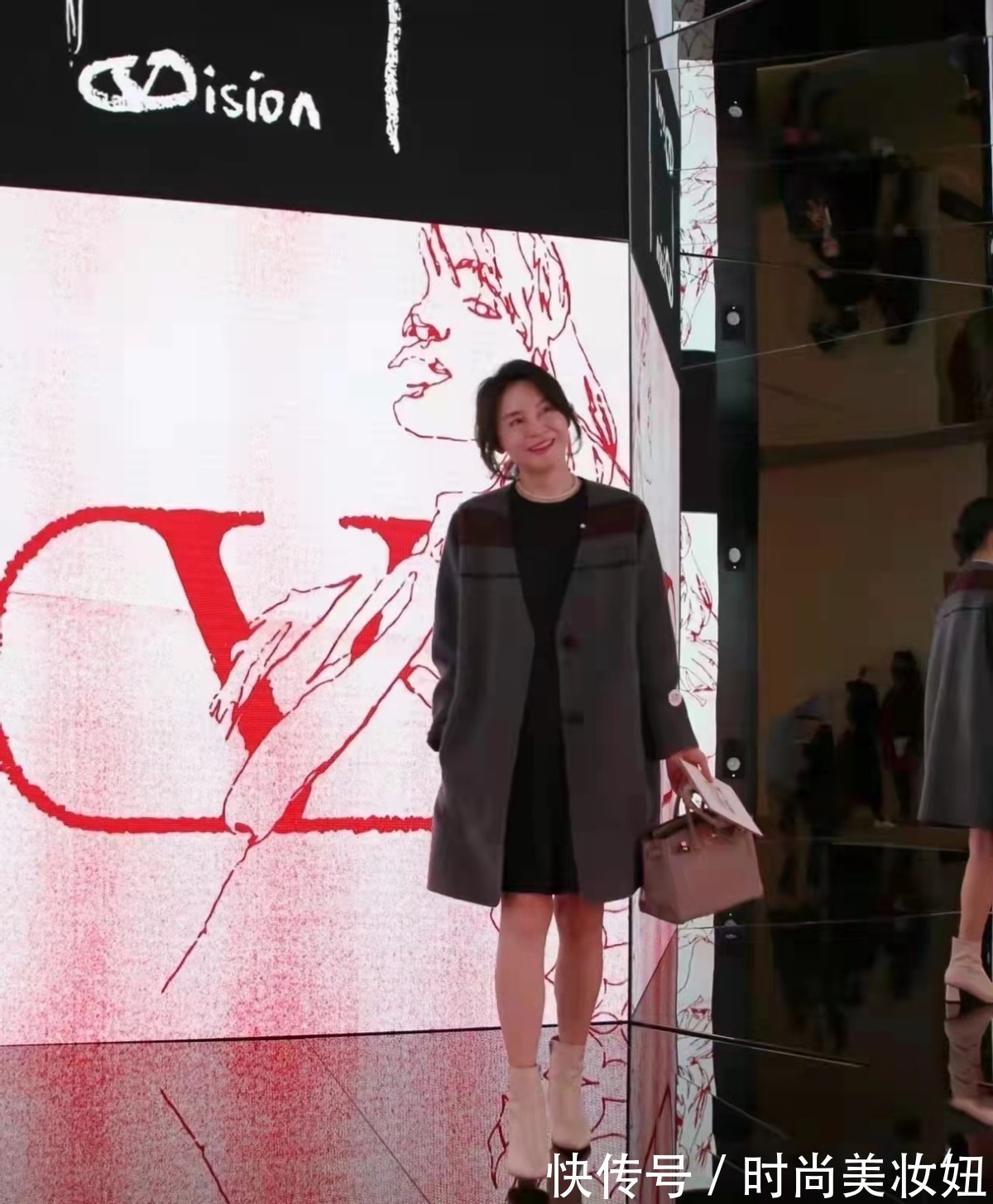 毛衣|上年纪的女人,“大衣+短靴”更显气质,高级洋气不说还保暖