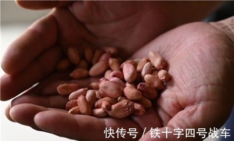 111岁长寿奶奶,喜欢吃花生米,1个月3斤不够,100岁时还能缝扇子