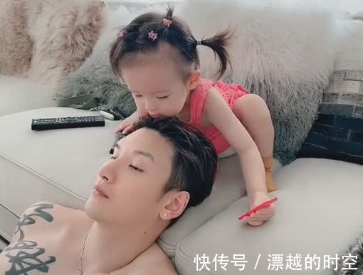 小情人|奶爸被小情人“小鸡啄米”火了,网友娃好可爱,好想抱抱她爸爸