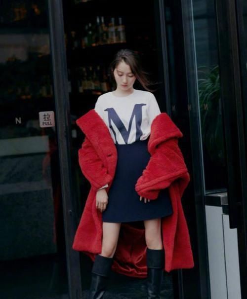 新年火了一种穿搭,叫“红大衣+裙子”,洋气显白,2021穿它准美