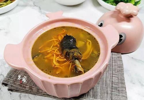  一家三口的午餐，简单家常菜，咸甜皆有，汤鲜菜也香，超赞