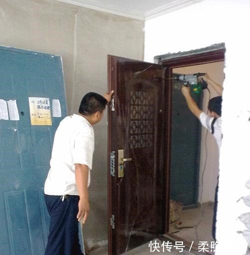地砖|装修应该先装门还是先贴地砖?原来我们一直弄错了,幸亏了解及时