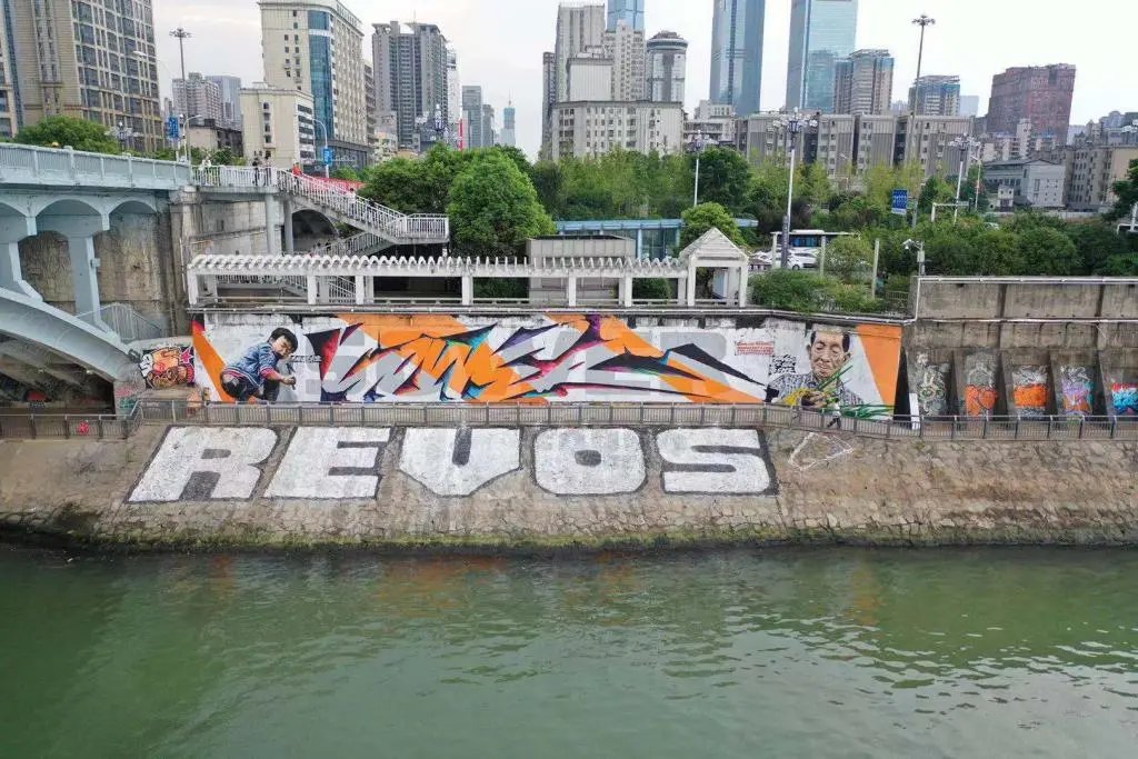 袁爷爷|大堤现巨幅袁隆平画像，涂鸦小伙：想让袁爷爷看到烟花盛宴