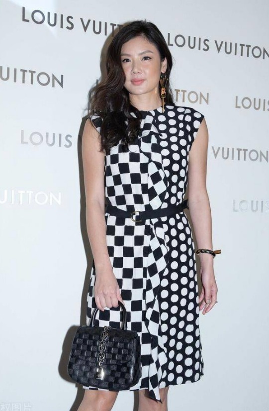 我被乐基儿饱满身材迷住了！卷发造型配无袖波点连衣裙，高贵优雅