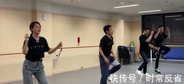 央视主持也曾尬舞群魔乱舞：撒贝宁跳得像老干部，小尼姿势像举重
